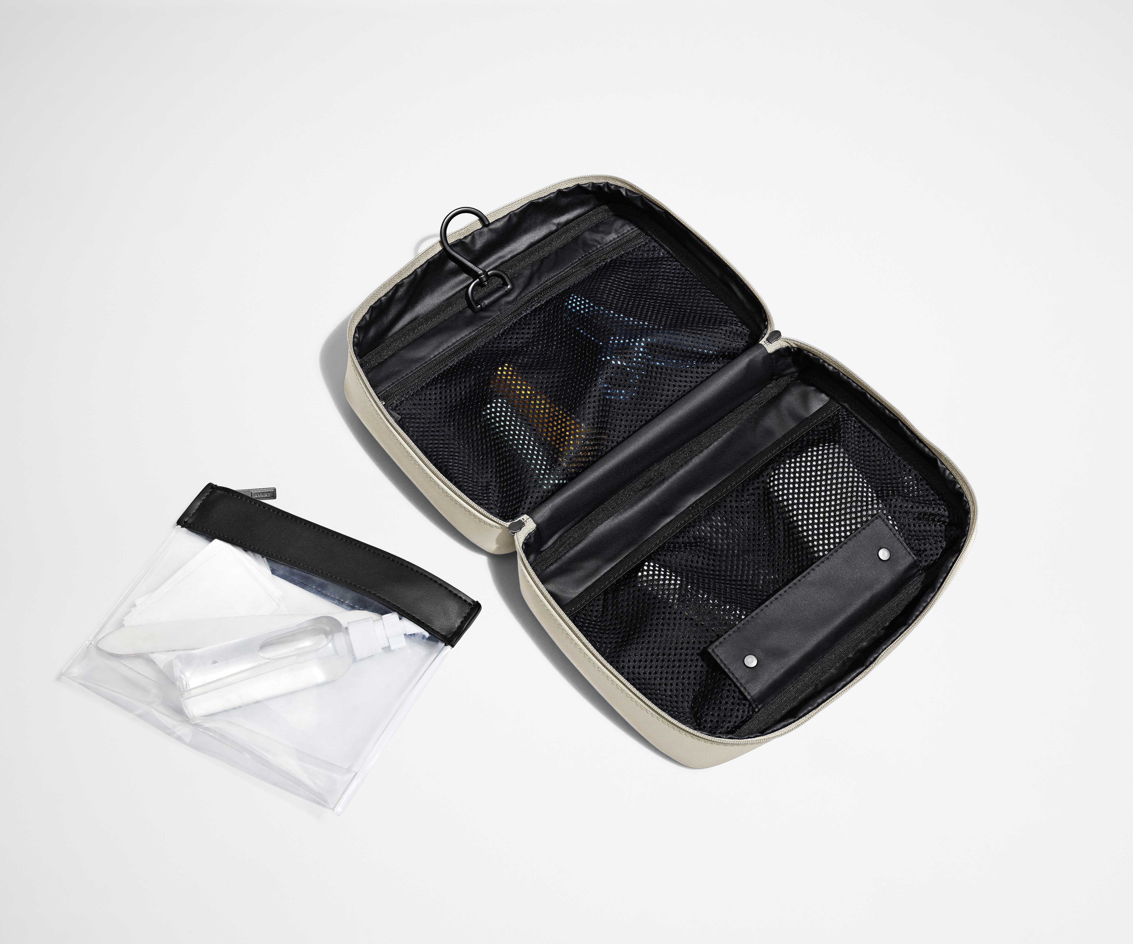 away-hanging-trousse-de-toilette-salt-white-nylon image 4