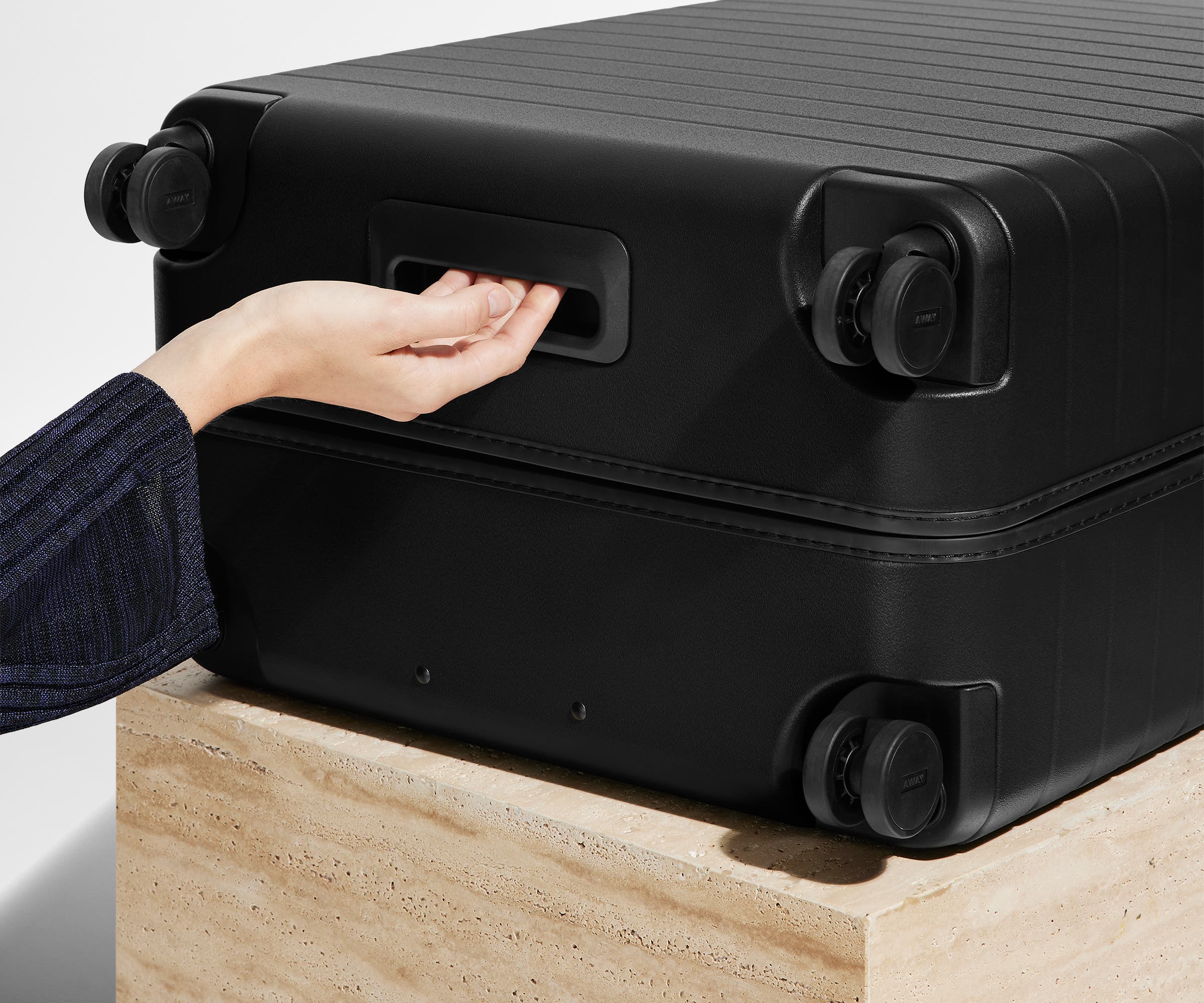 away-the-medium-valise-soute-rigide-jet-black-compression image 5