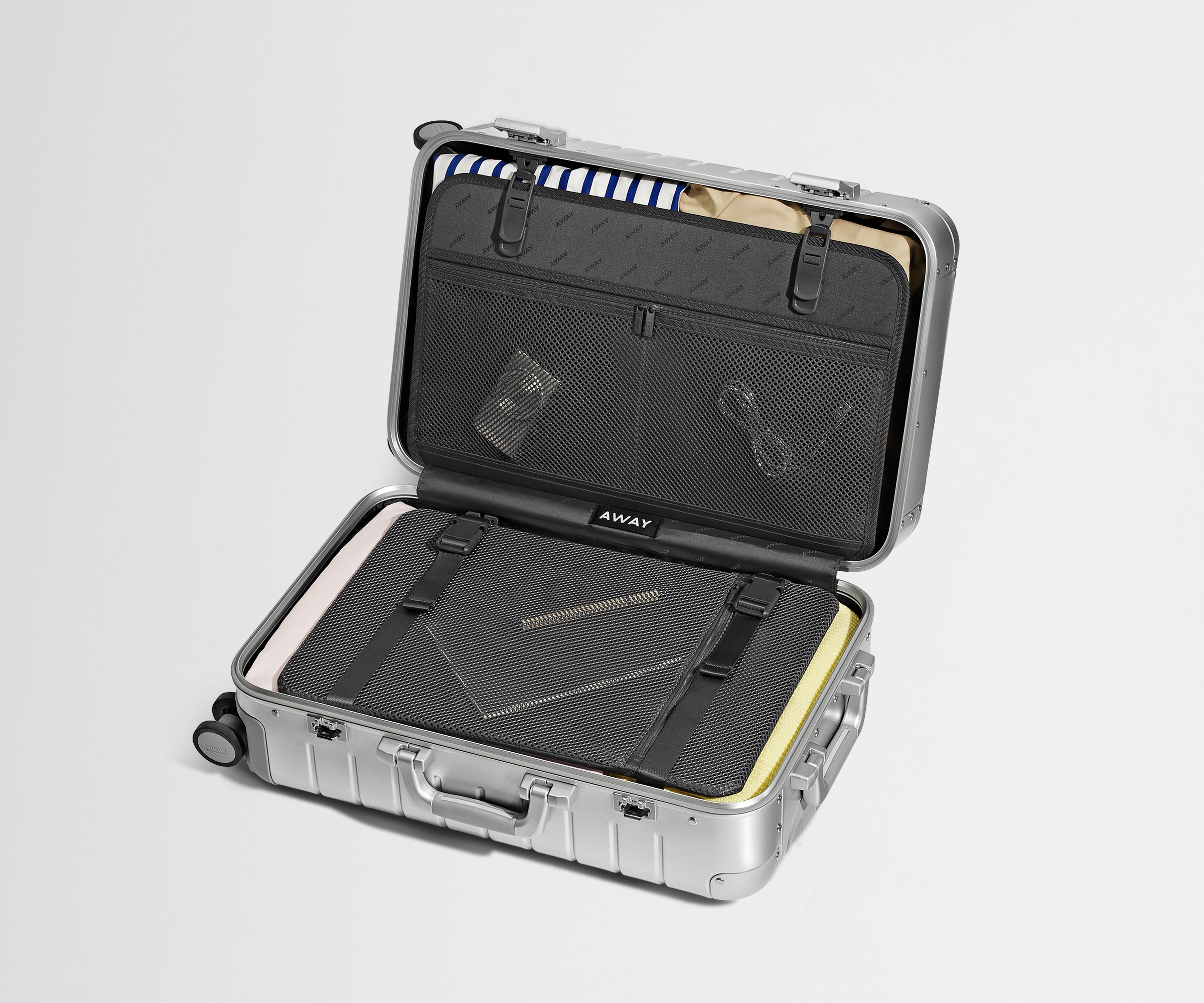 away-bigger-carry-on-valise-alu-silver-cabine image 3