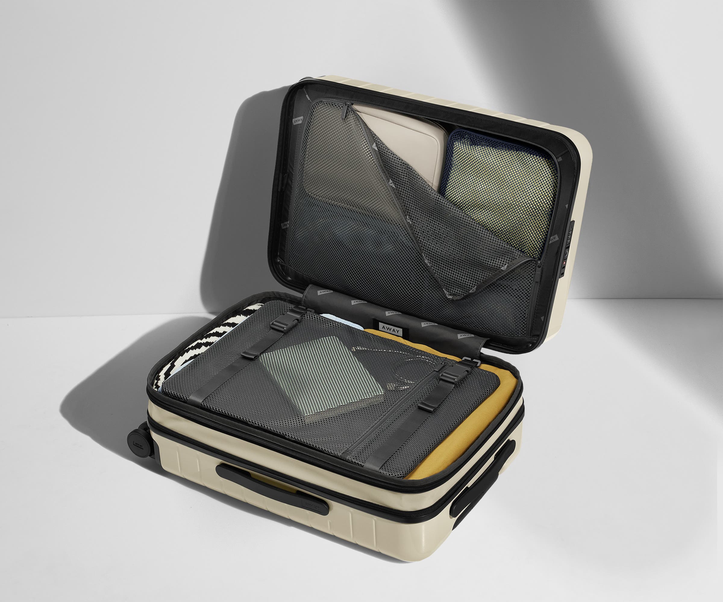 away-carry-on-the-bigger-carry-on-valise-cabine-cr-me image 6
