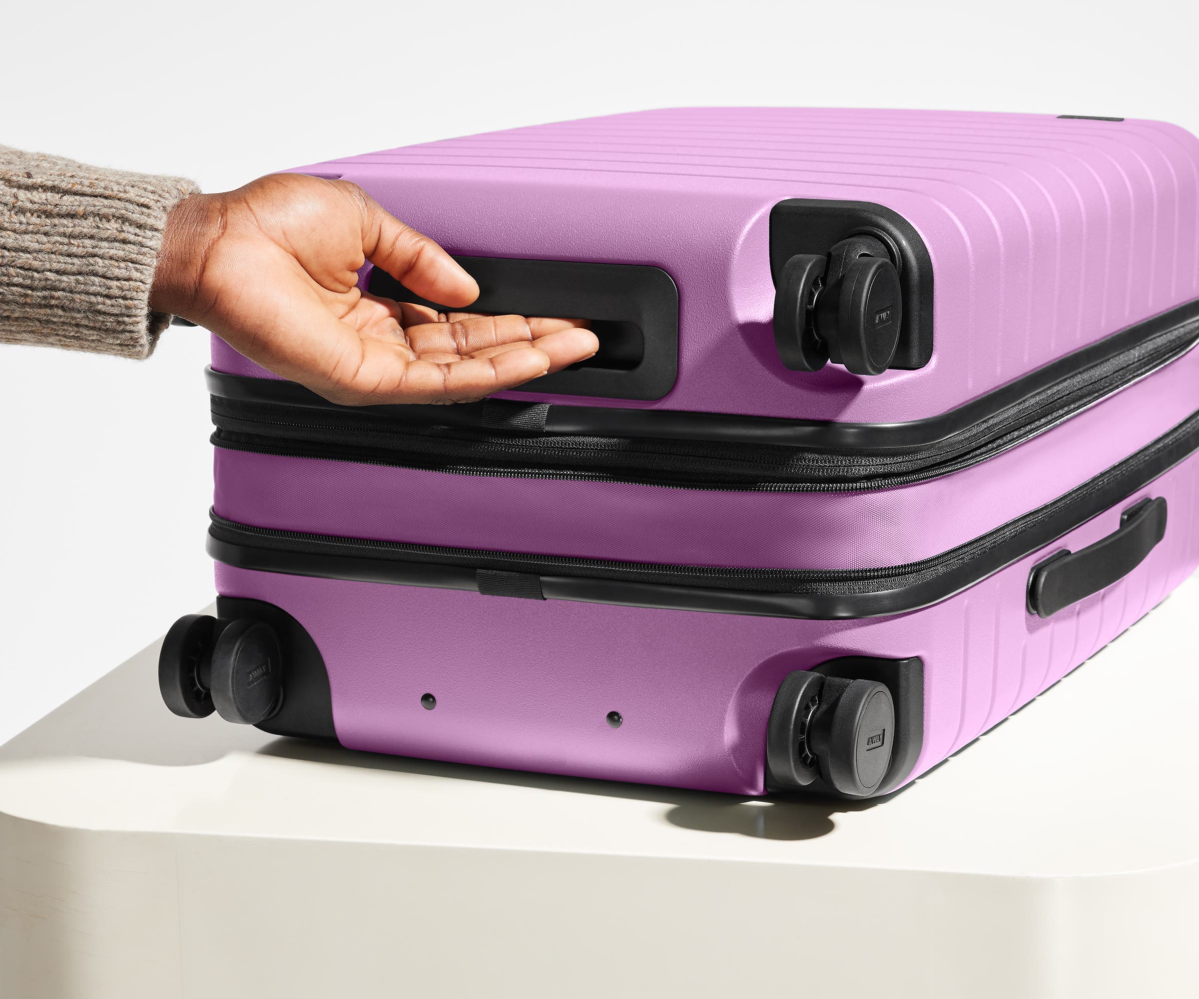 away-bigger-carry-on-flex-valise-cabine-extensible-mauve image 6