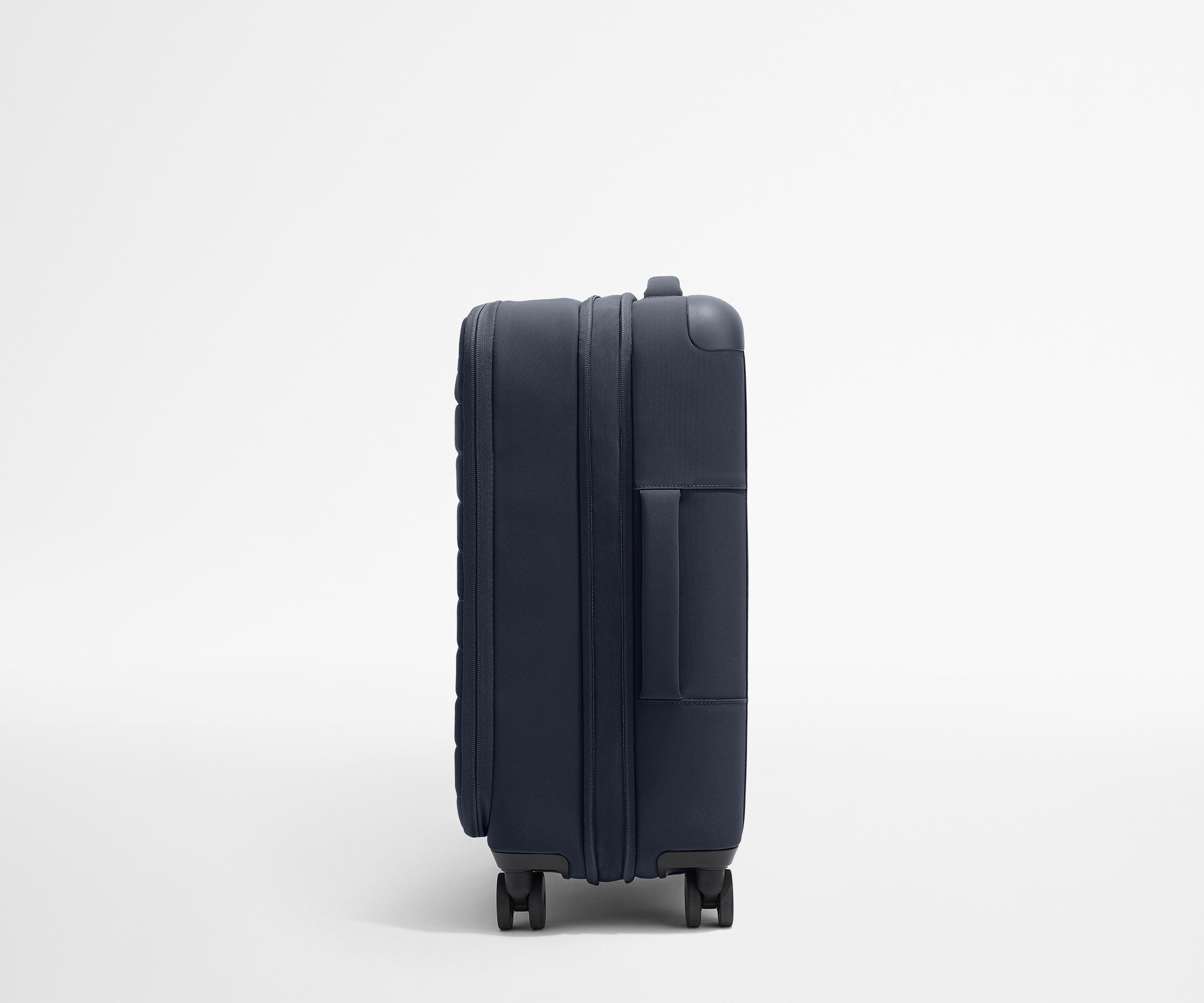 away-softside-bigger-carry-on-bagage-cabine-navy-blue-extensible image 3
