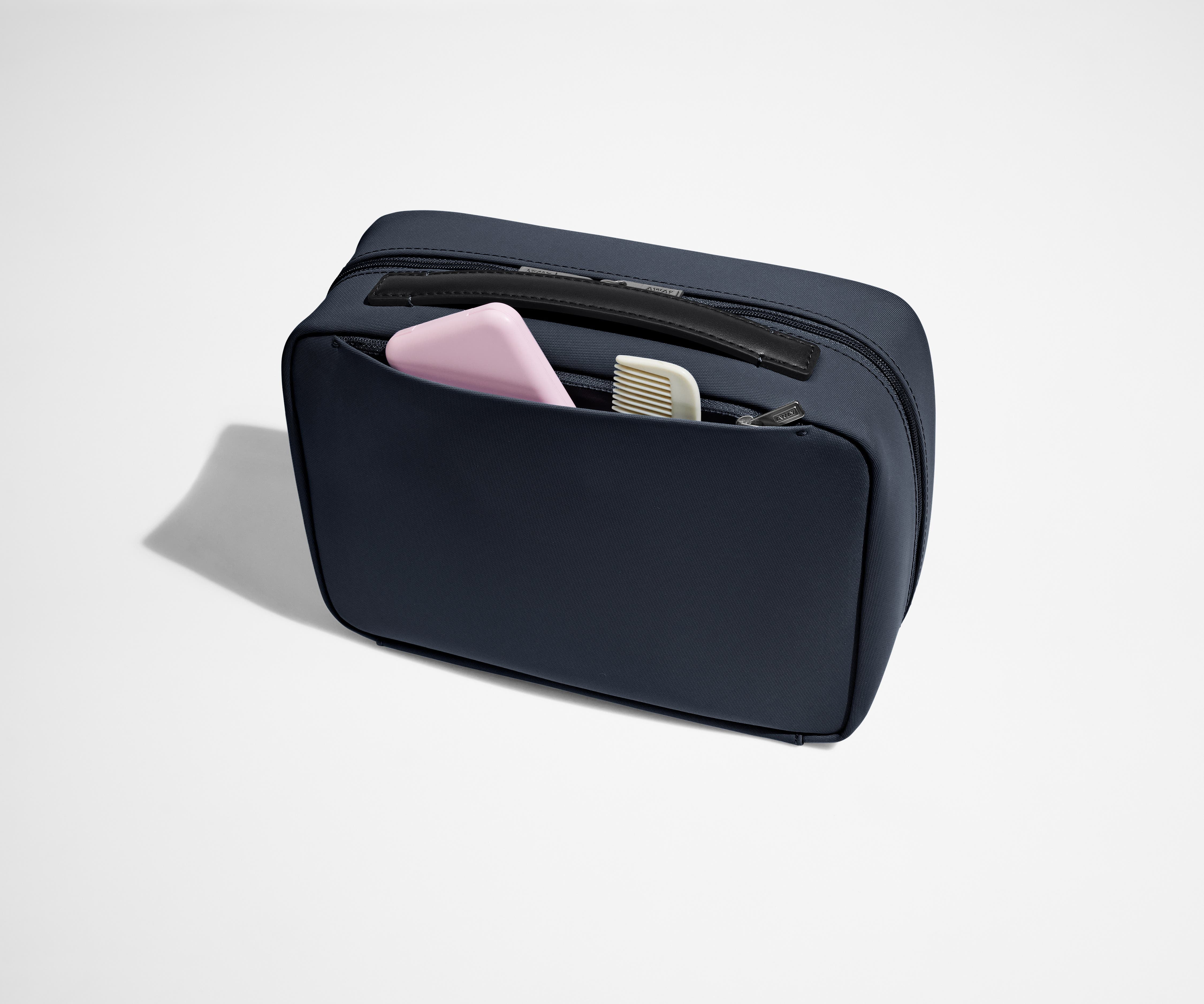 away-hanging-toiletry-bag-trousse-de-toilette-suspendue-navy-blue image 5