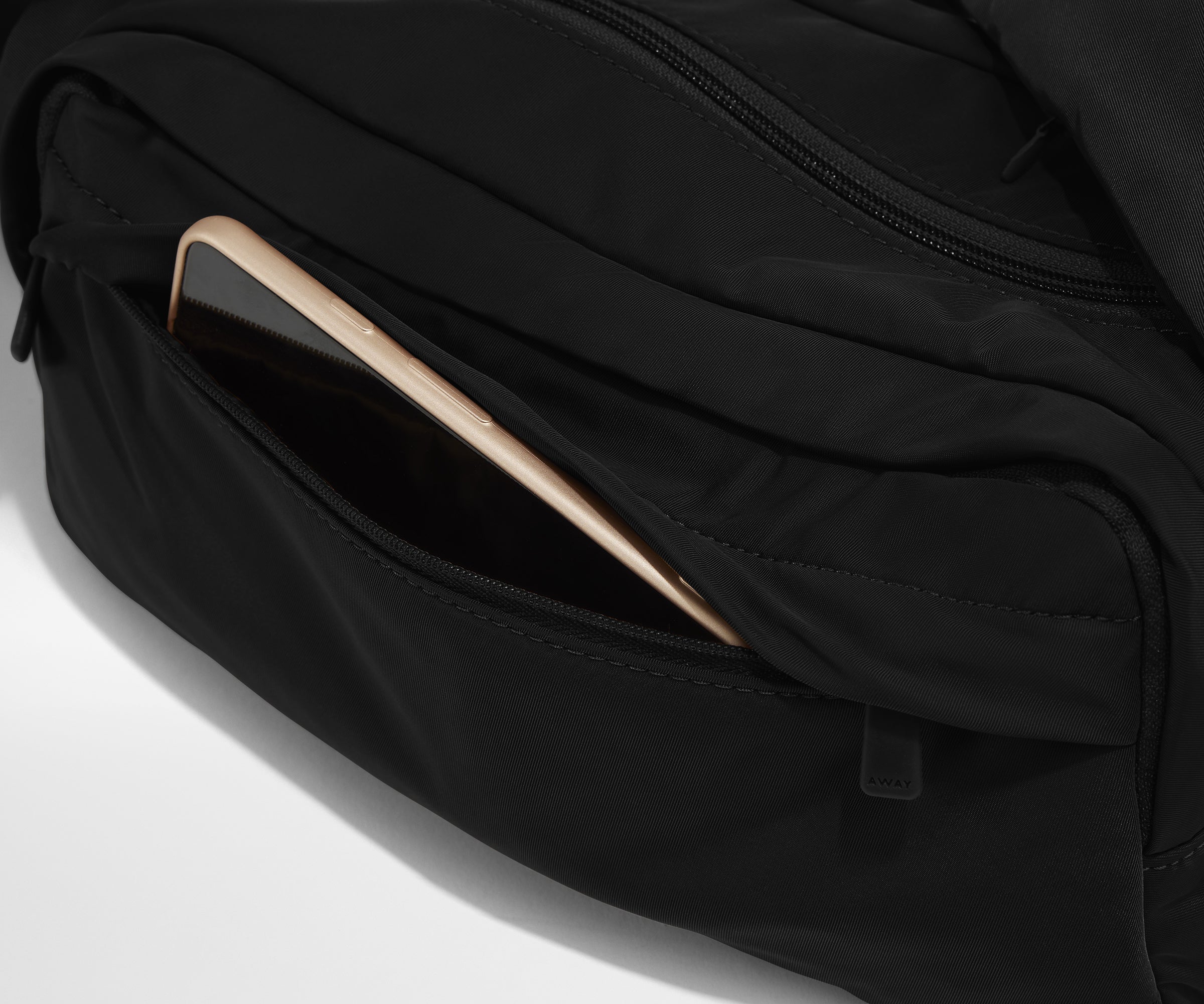 away-featherlight-cargo-pack-sac-bandouli-re-jet-black image 5