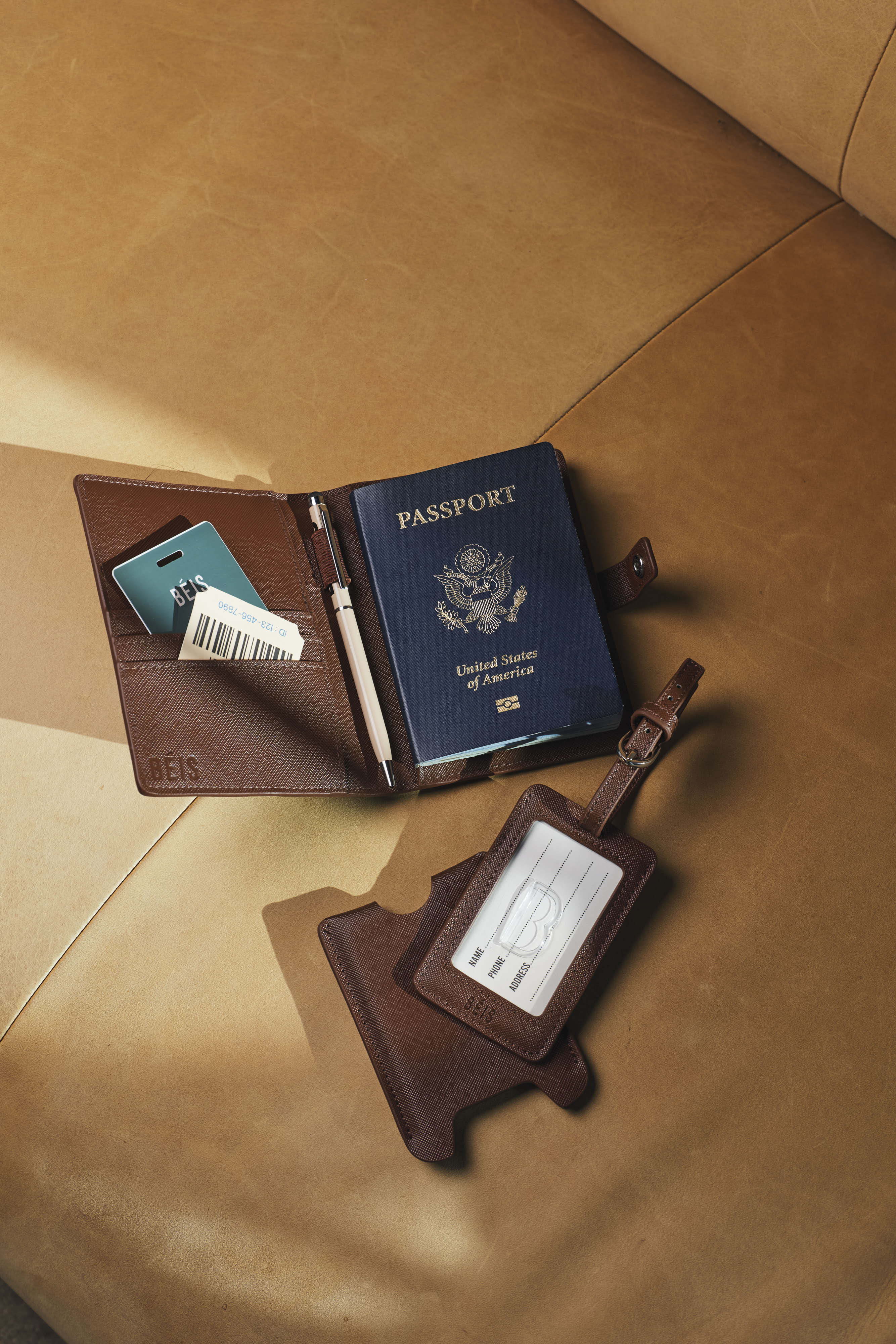 beis-passport-tag-tui-passeport-maple-airtag image 3