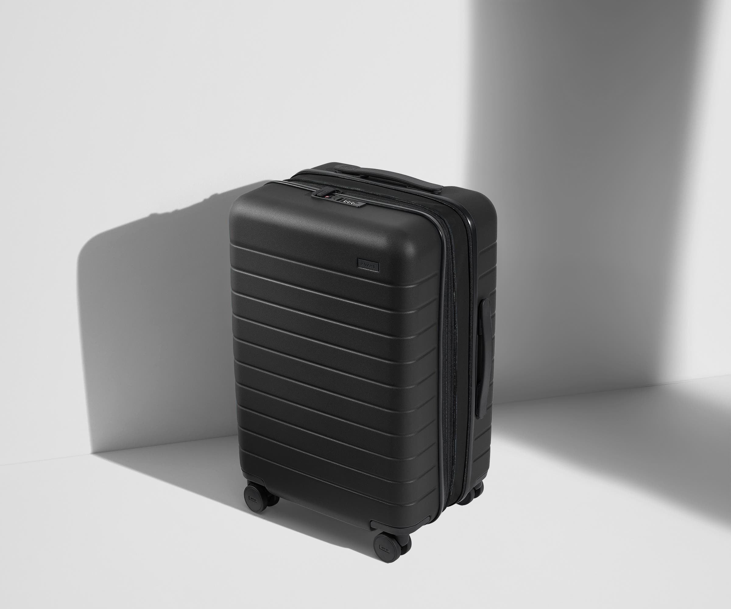 away-bigger-carry-on-flex-valise-cabine-jet-black-extensible image 1