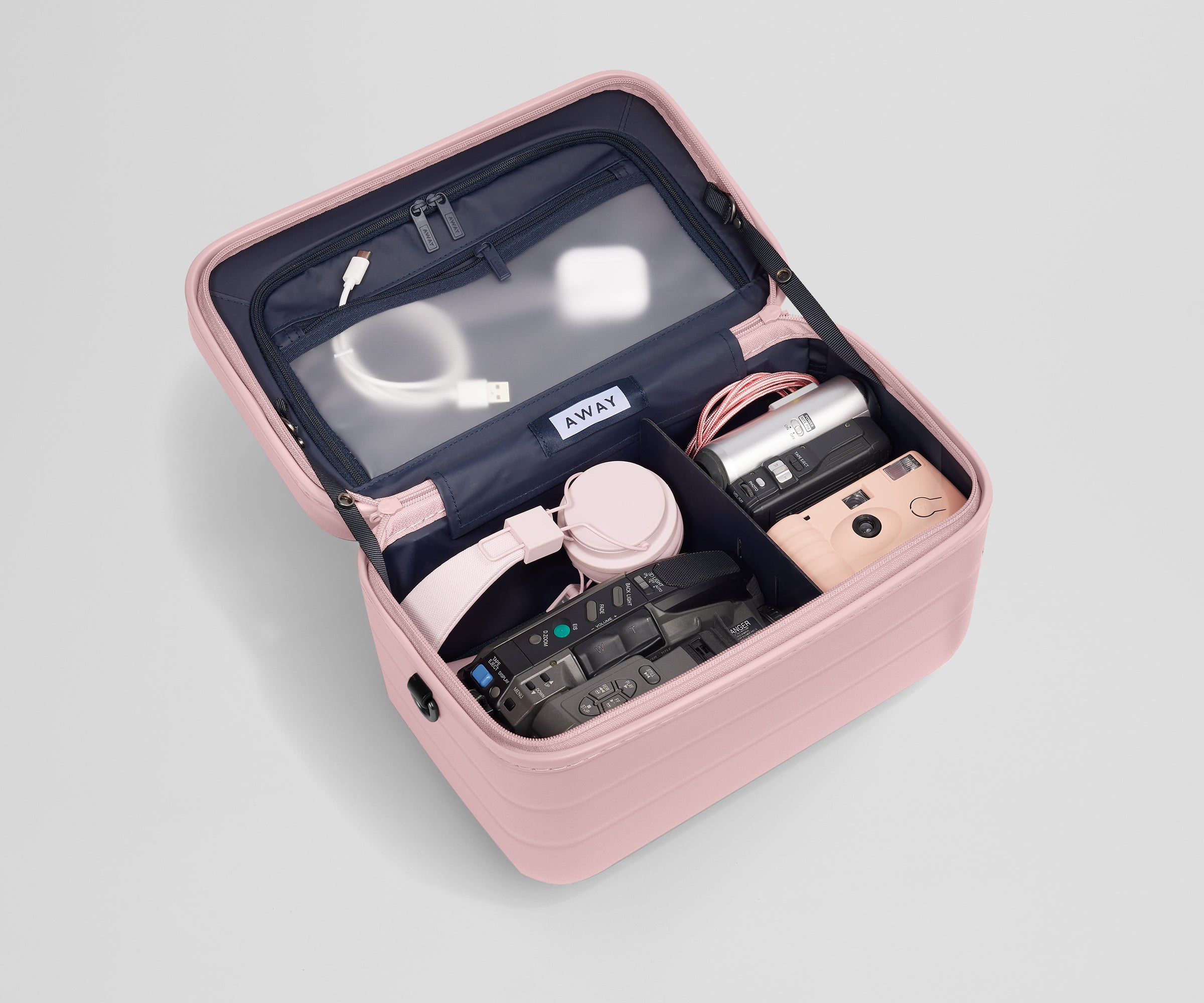 away-train-case-vanity-rigide-rose-blush-coque-dure image 5