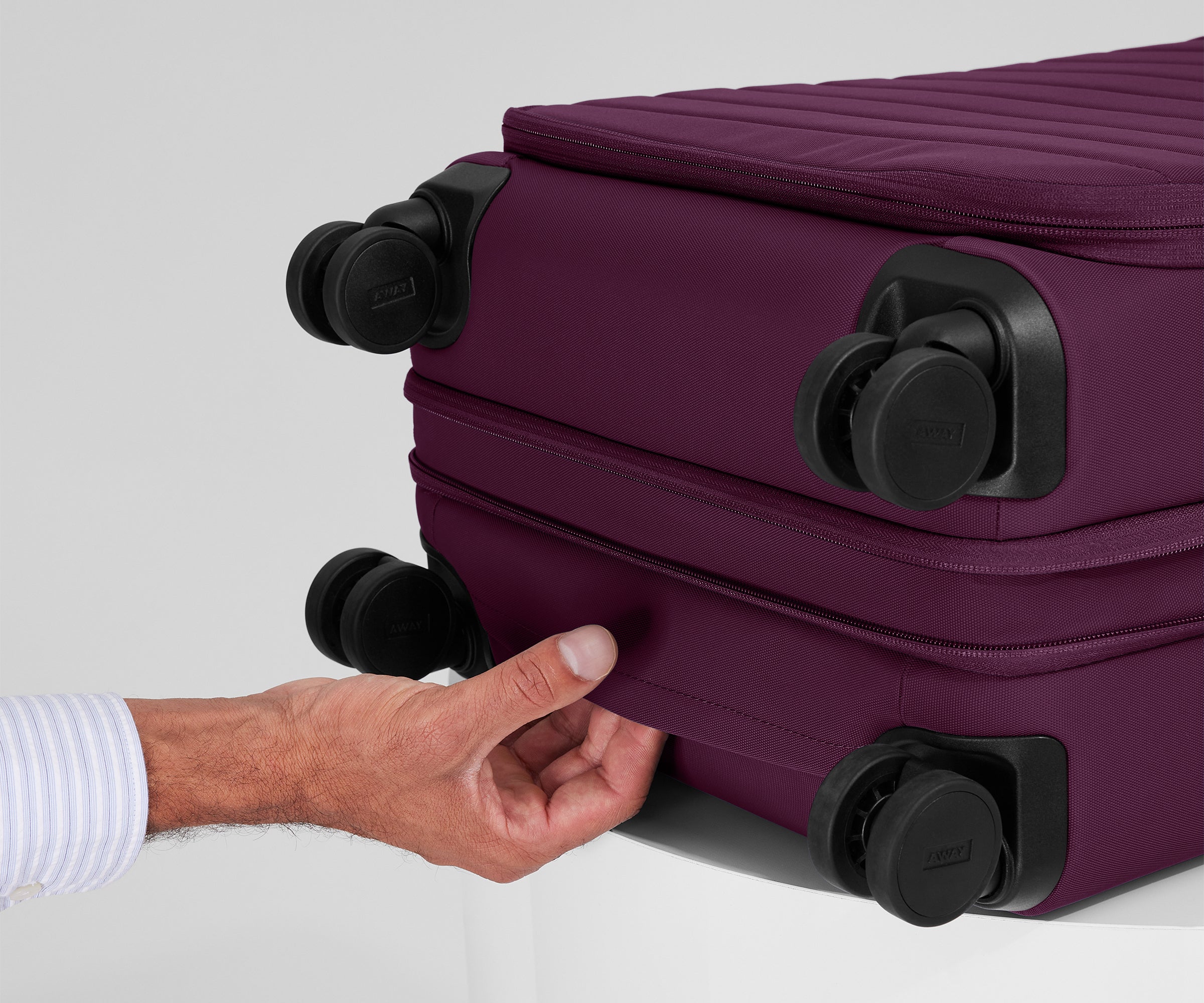 away-softside-bigger-carry-on-valise-cabine-plum-purple image 8