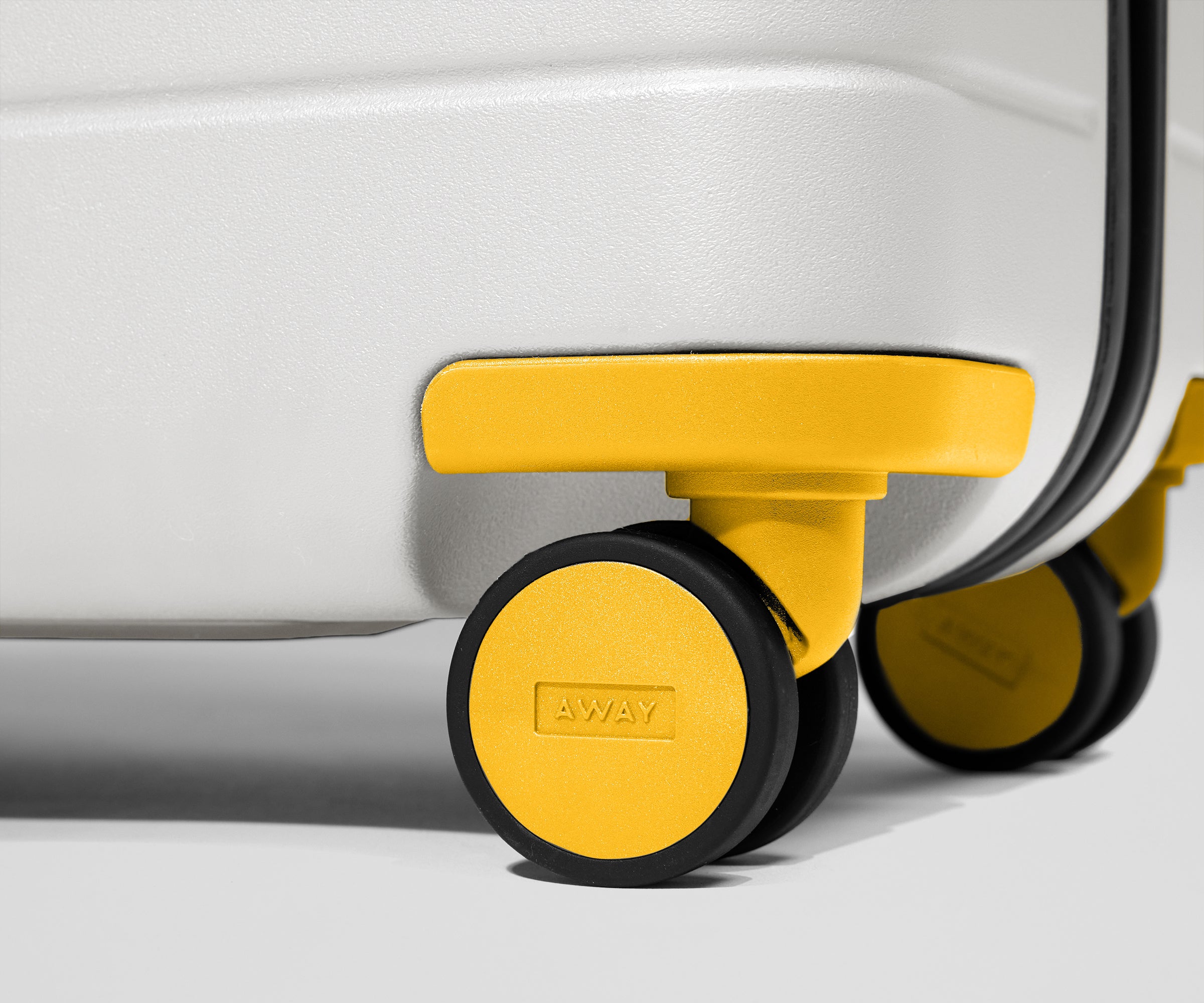 away-carry-on-kit-roulettes-valise-marigold-yellow image 2