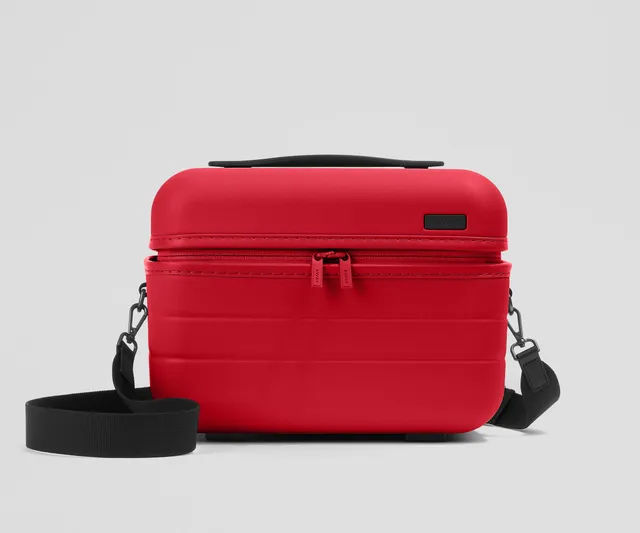 away-train-case-trousse-de-toilette-rouge-cerise-rigide image 1