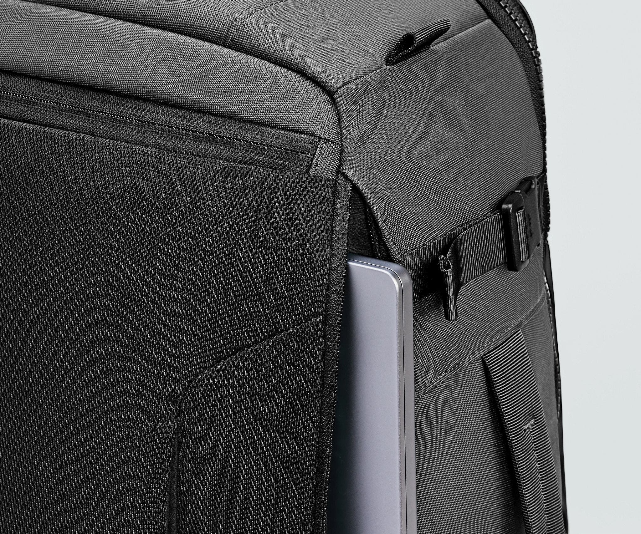away-active-convertible-backpack-45l-sac-dos-noir image 5