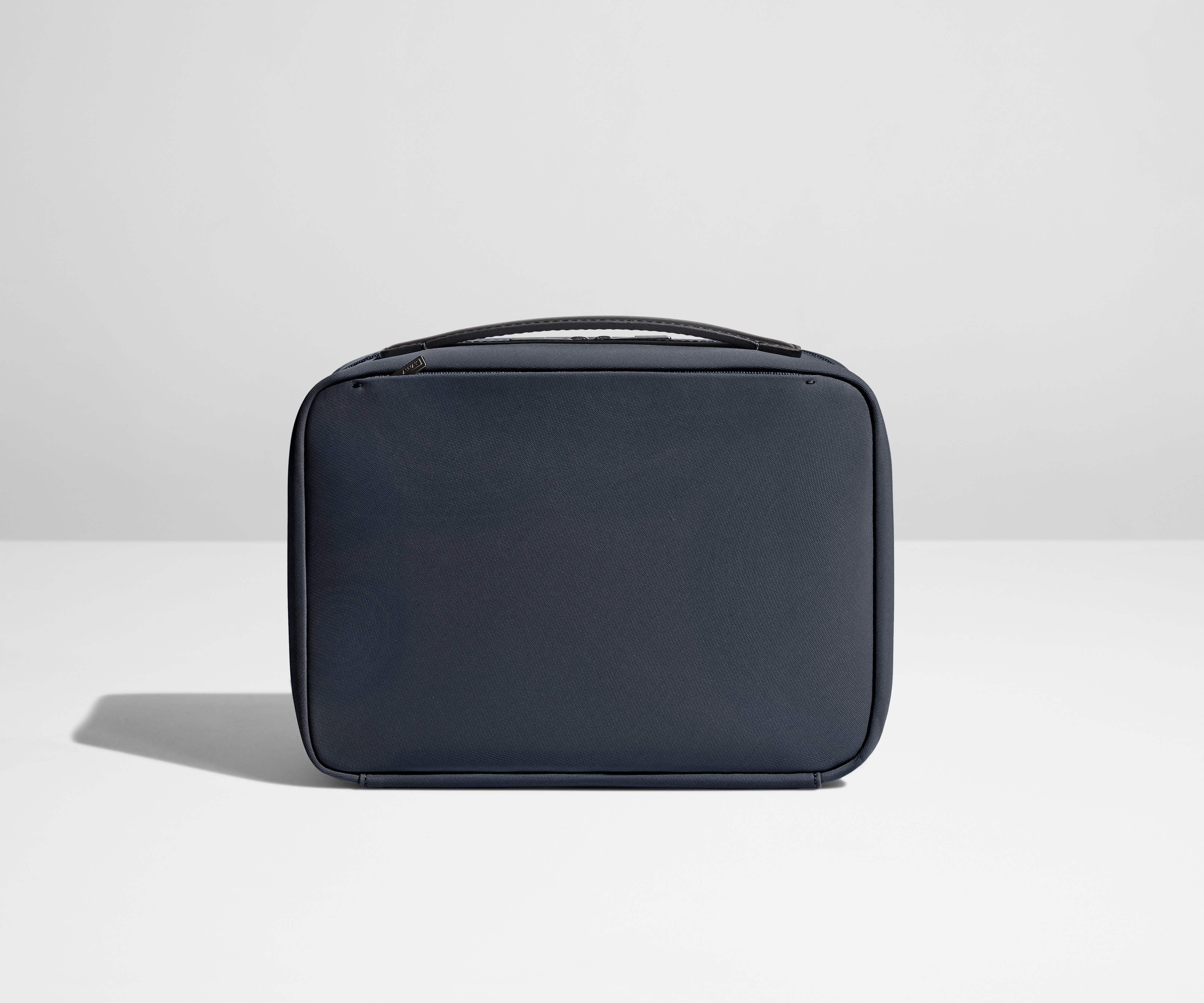 away-hanging-toiletry-bag-trousse-de-toilette-suspendue-navy-blue image 2