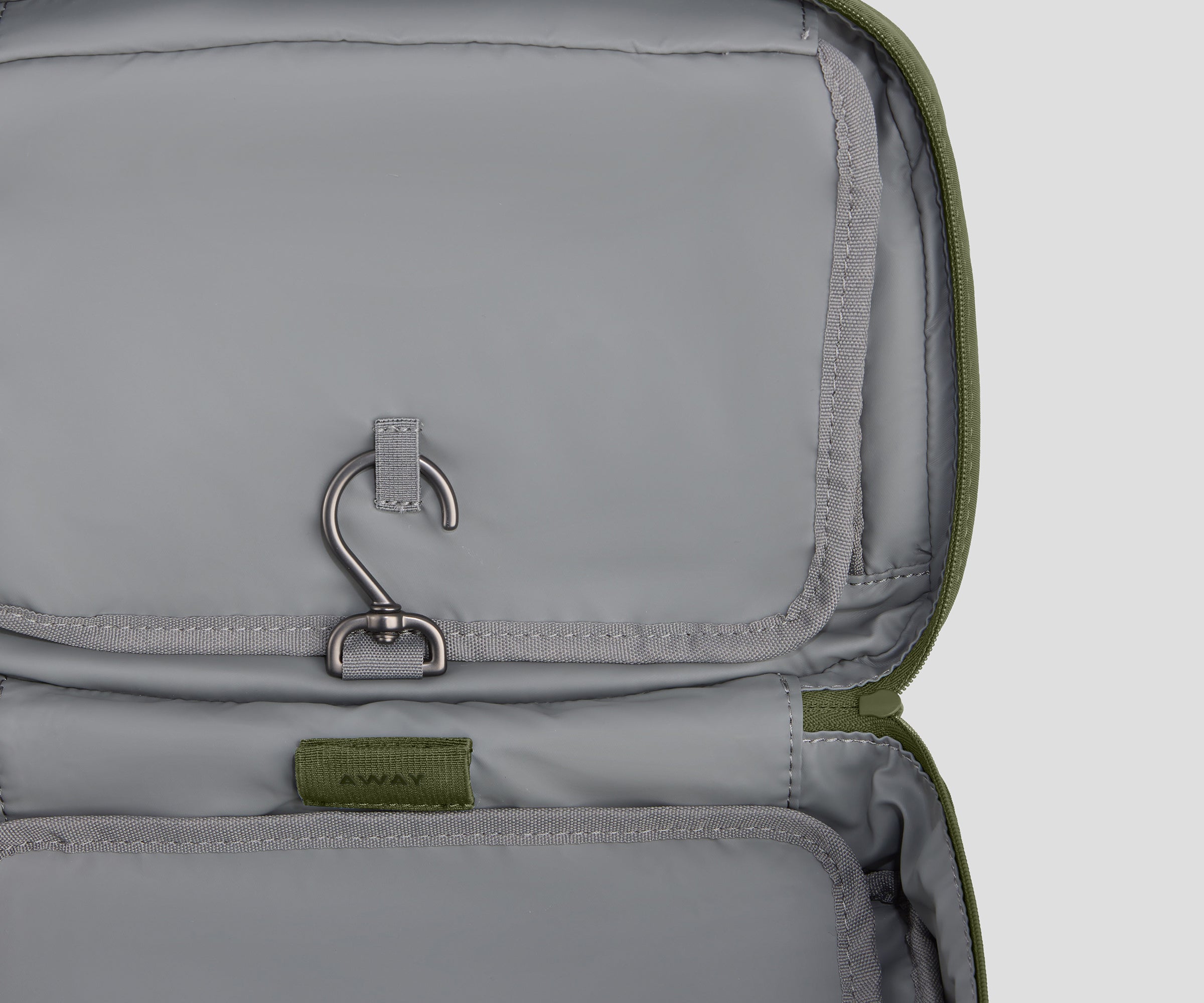 away-toiletry-bags-trousse-de-toilette-suspendue-vert-olive image 3