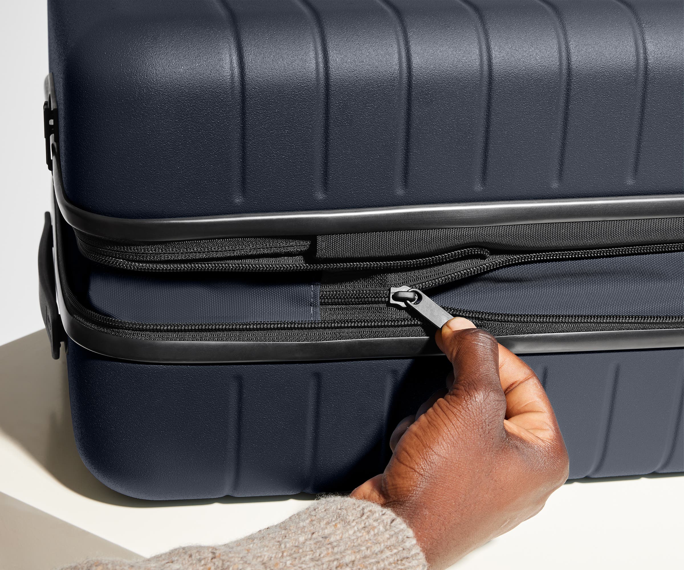 away-the-large-flex-valise-soute-bleu-marine-extensible image 5