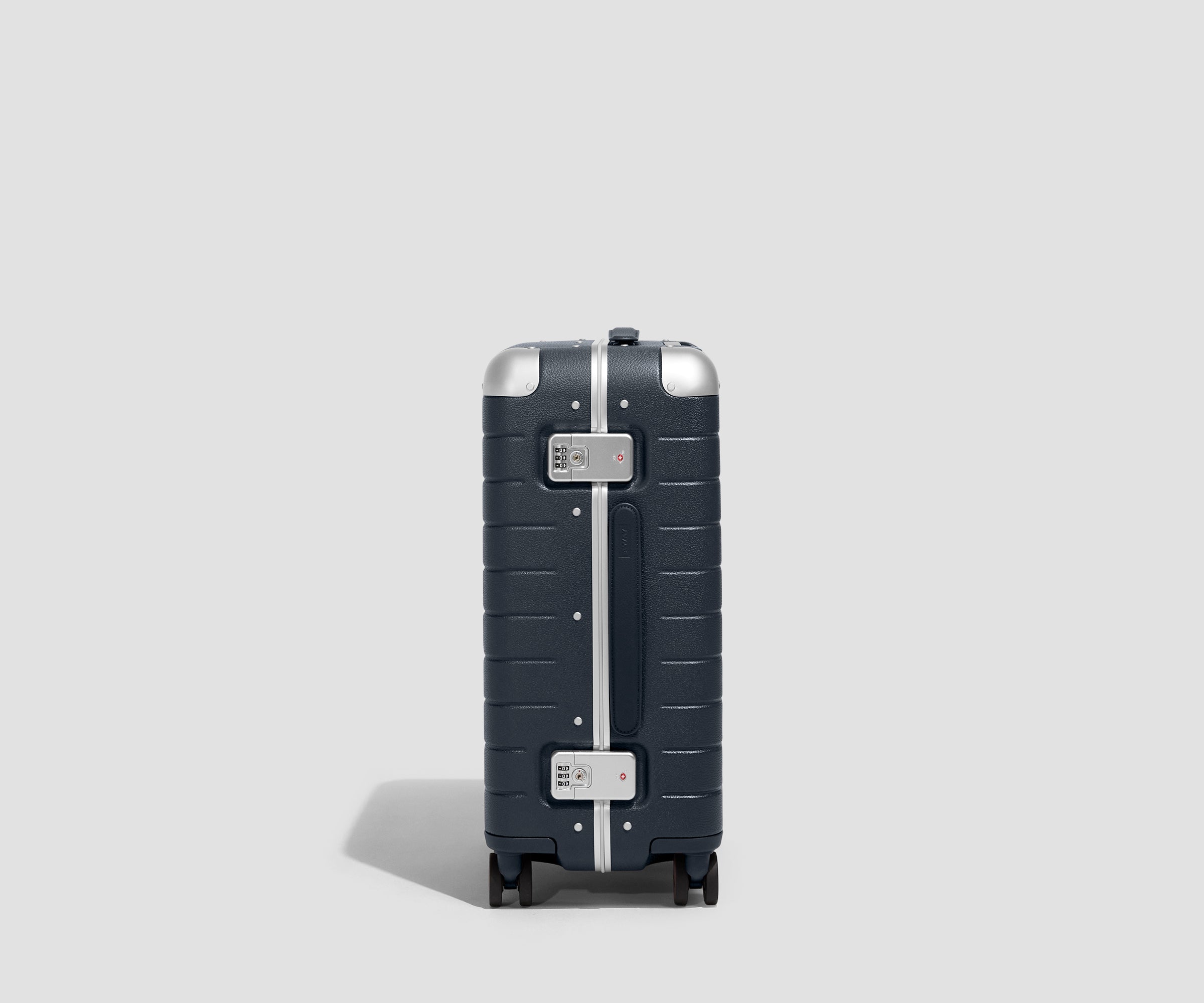 away-aluminum-edge-valise-cabine-navy-blue-rigide image 3