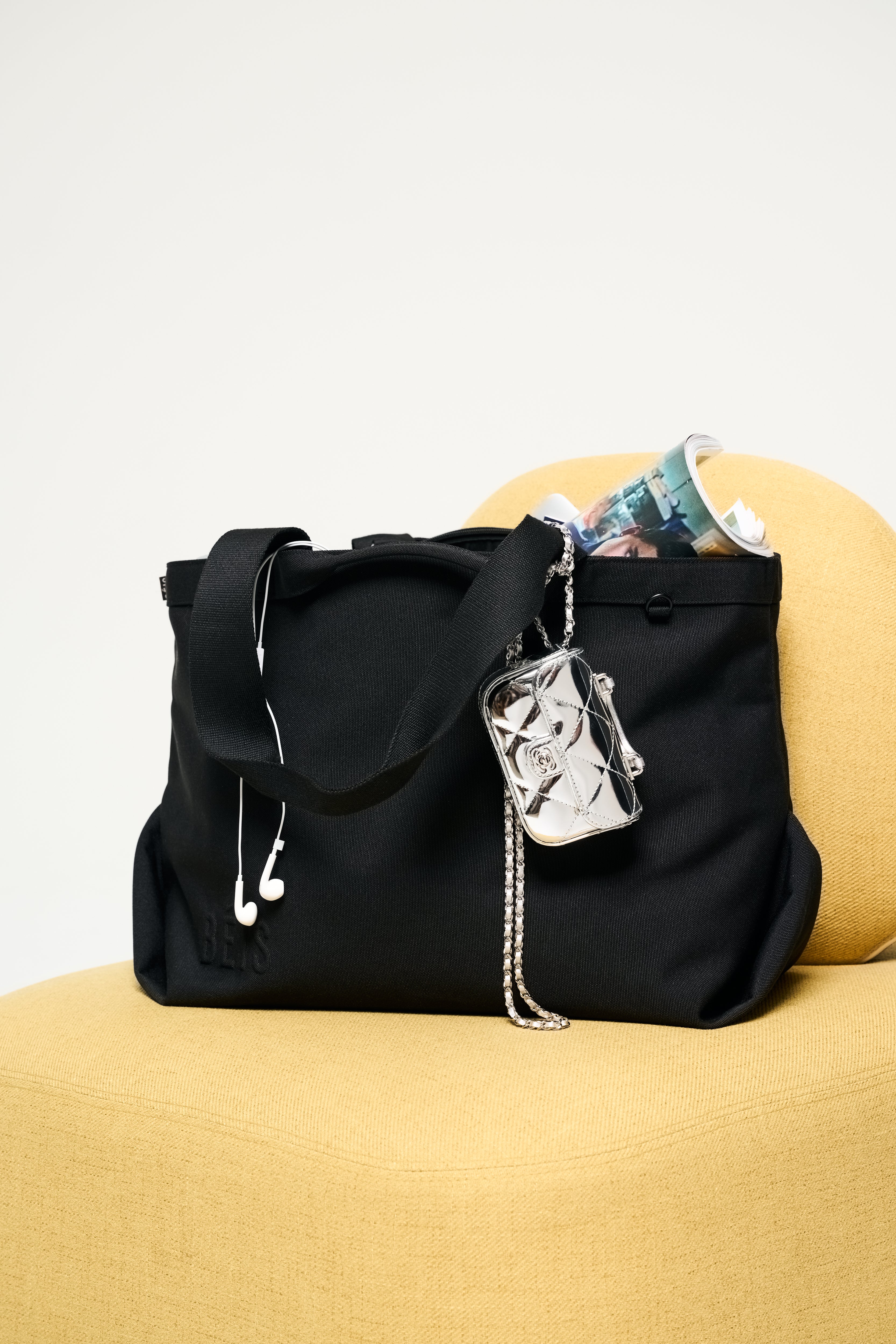 beis-travel-tote-sac-cabas-noir image 3
