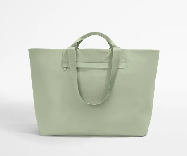 away-featherlight-tote-large-tote-bag-vert-sauge-16-pouces image 1