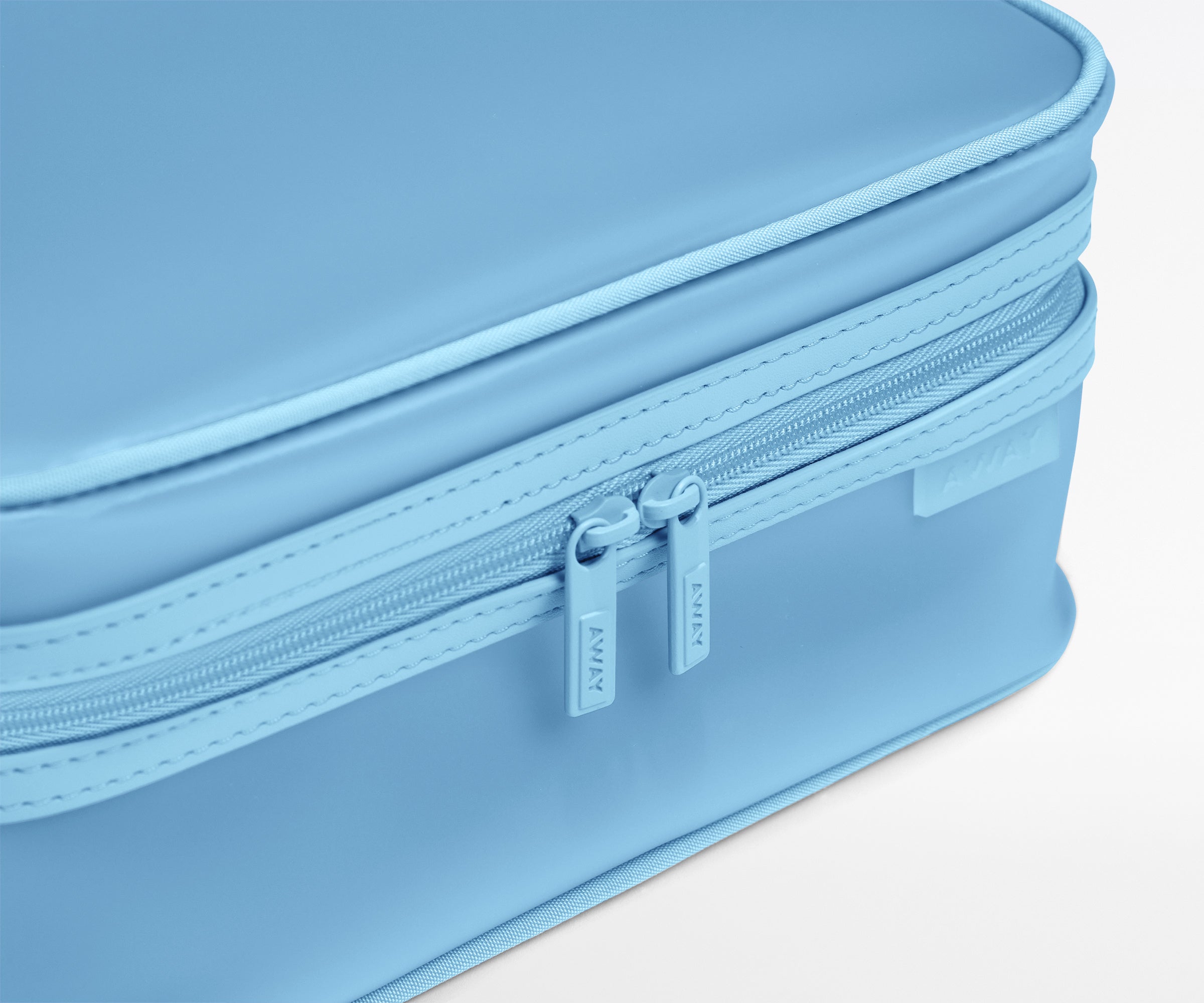 away-toiletry-bags-trousse-transparente-opal-blue-bleu image 4