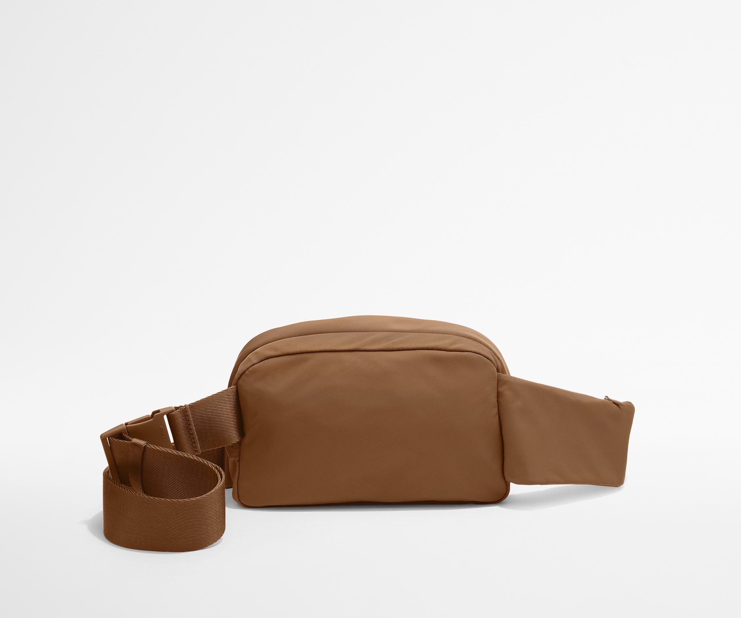 away-featherlight-sling-bag-sac-banane-amaro-brown image 3