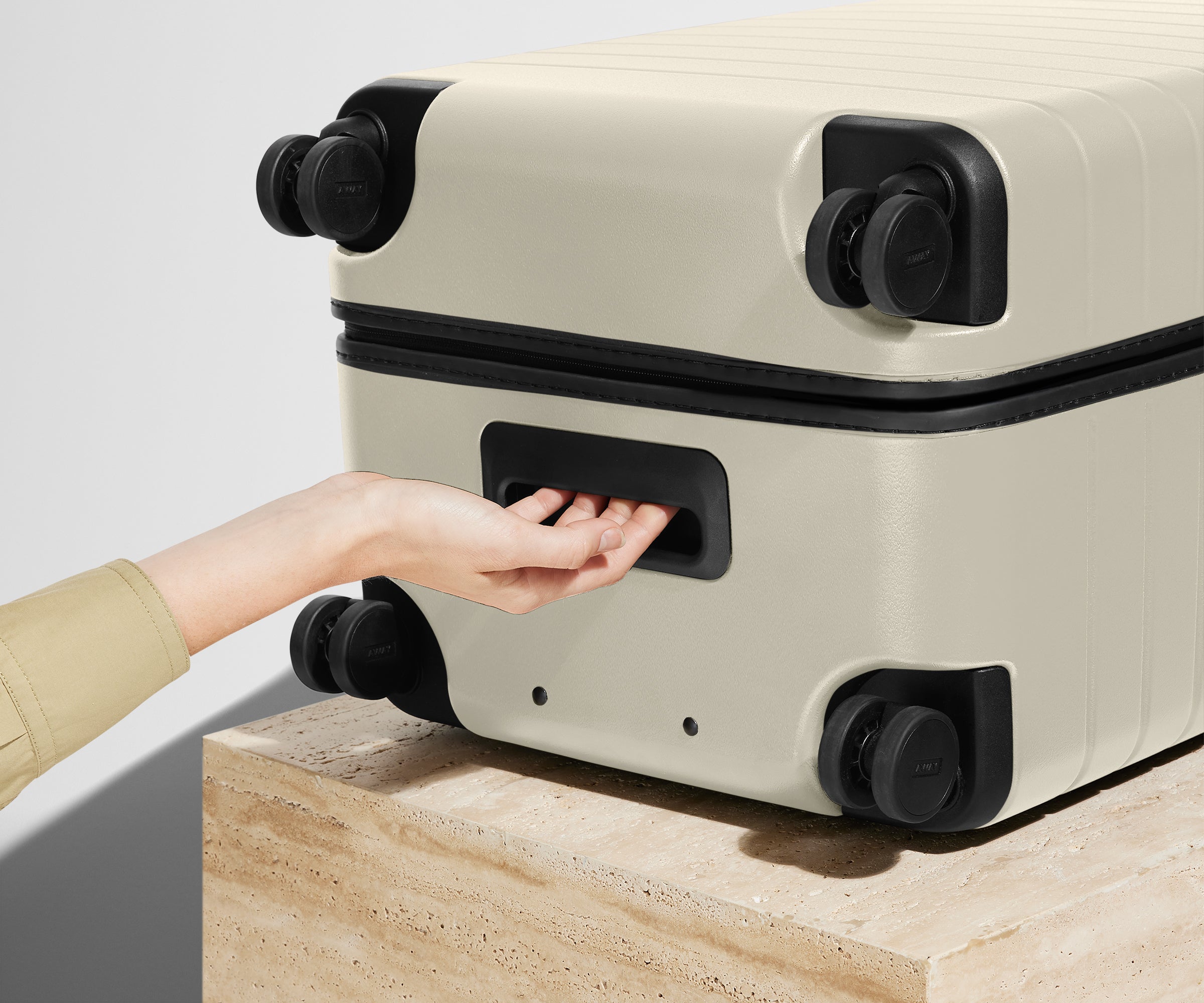 away-the-trunk-valise-soute-rigide-salt-white-compression image 6