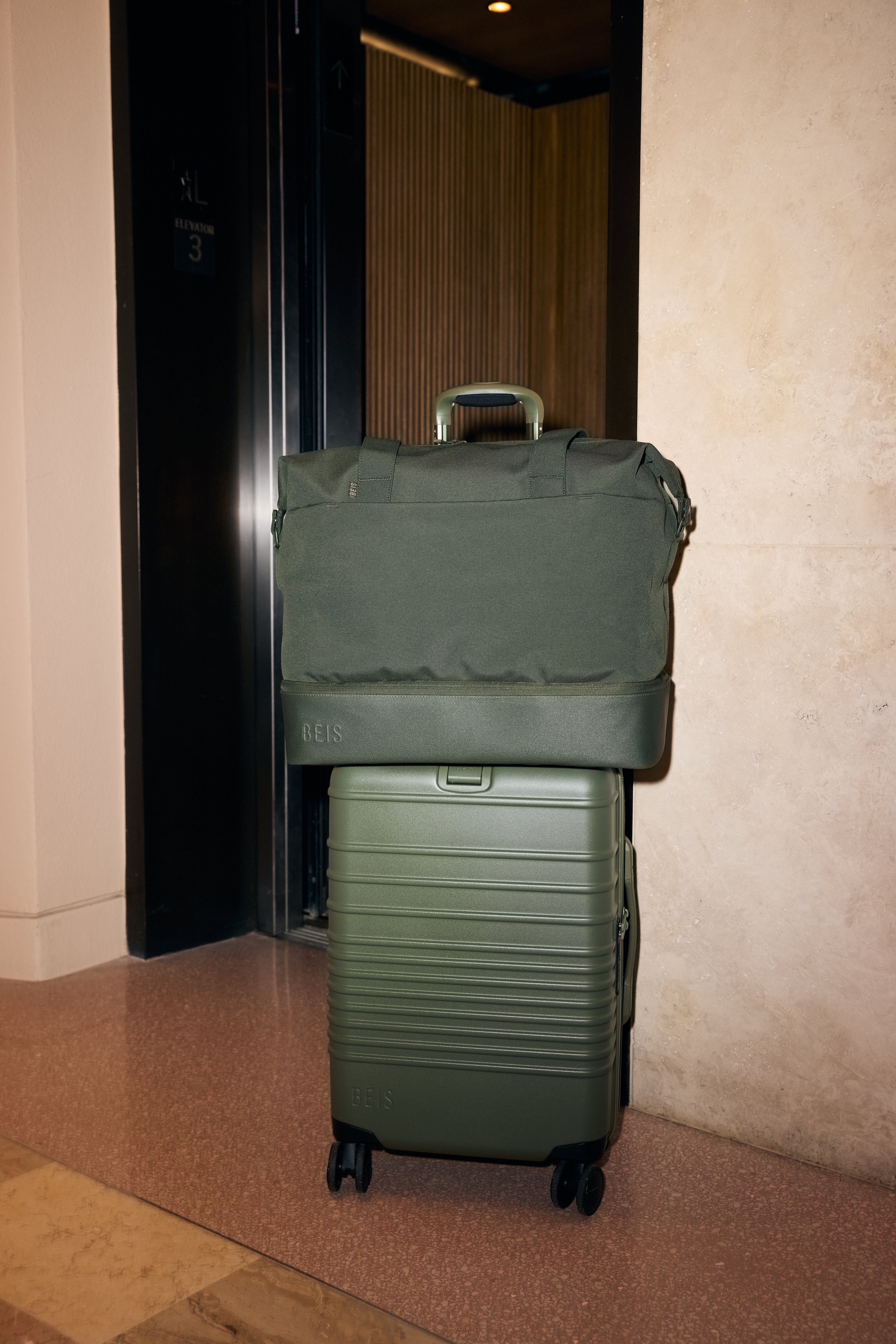 beis-travel-set-the-starter-set-set-bagages-vert-olive image 2