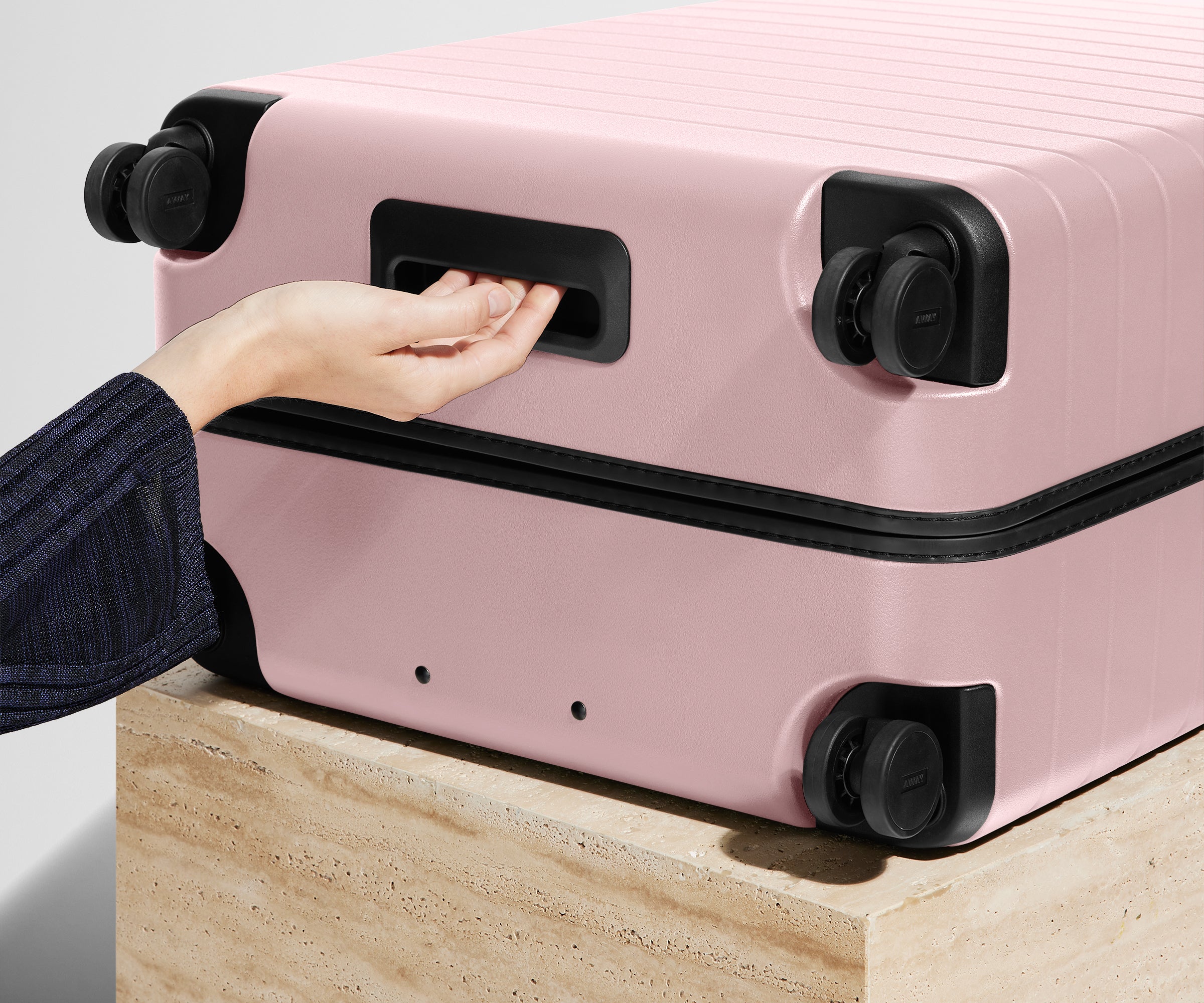 away-medium-valise-soute-rose-poudr-rigide-1-2-semaines image 5