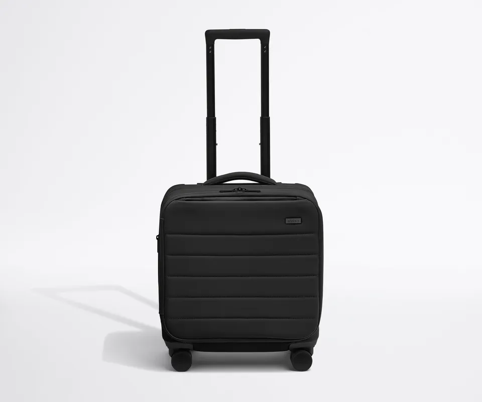 away-softside-compact-carry-on-valise-cabine-jet-black-ordinateur image 1