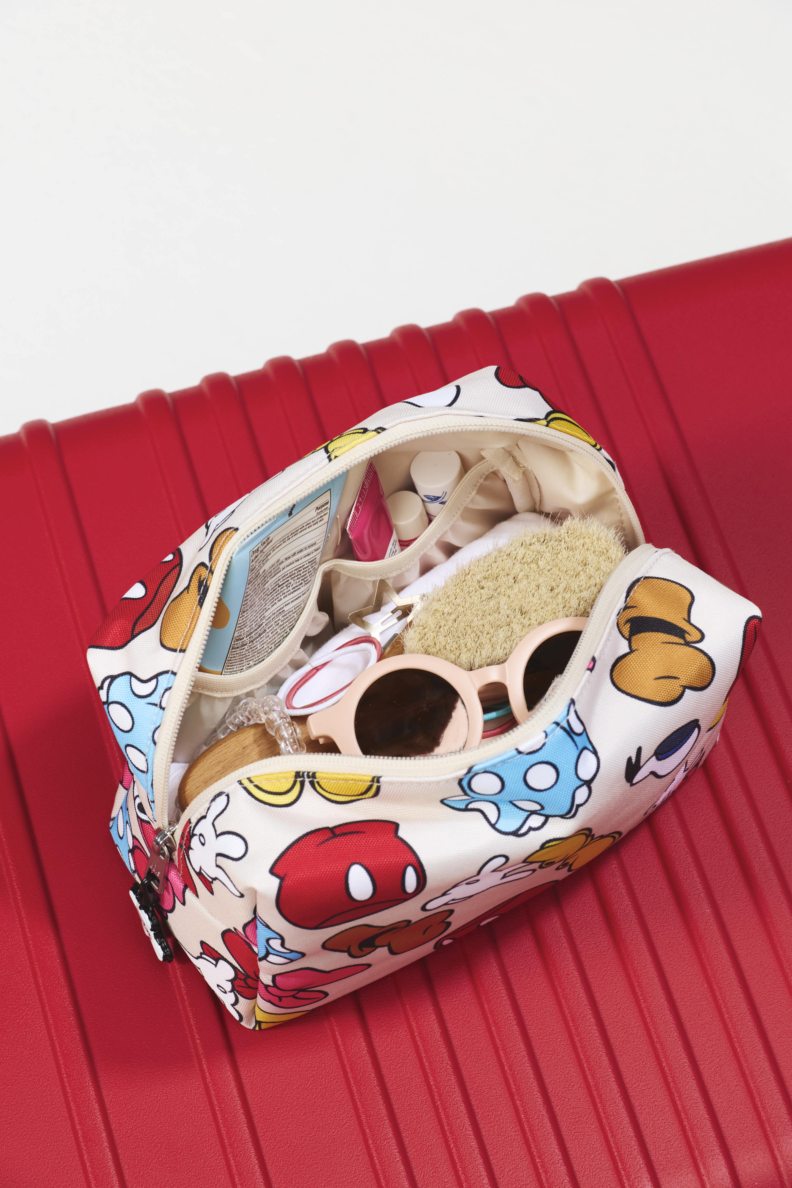 beis-disney-travel-pouch-trousse-mickey-friends image 2