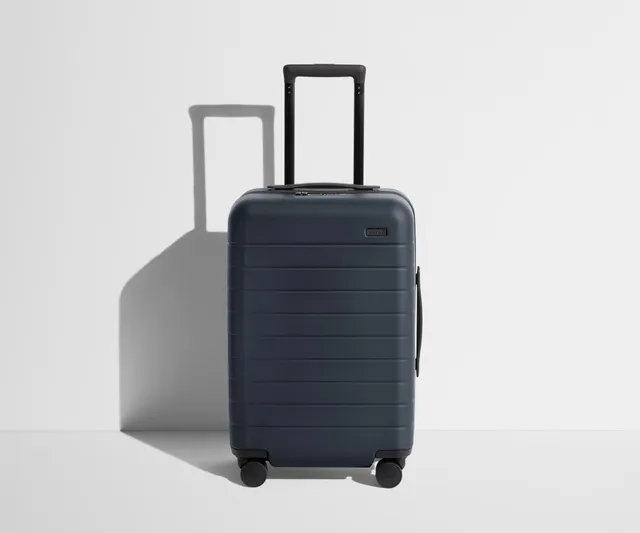 away-the-carry-on-valise-cabine-bleu-marine-rigide-compression image 1