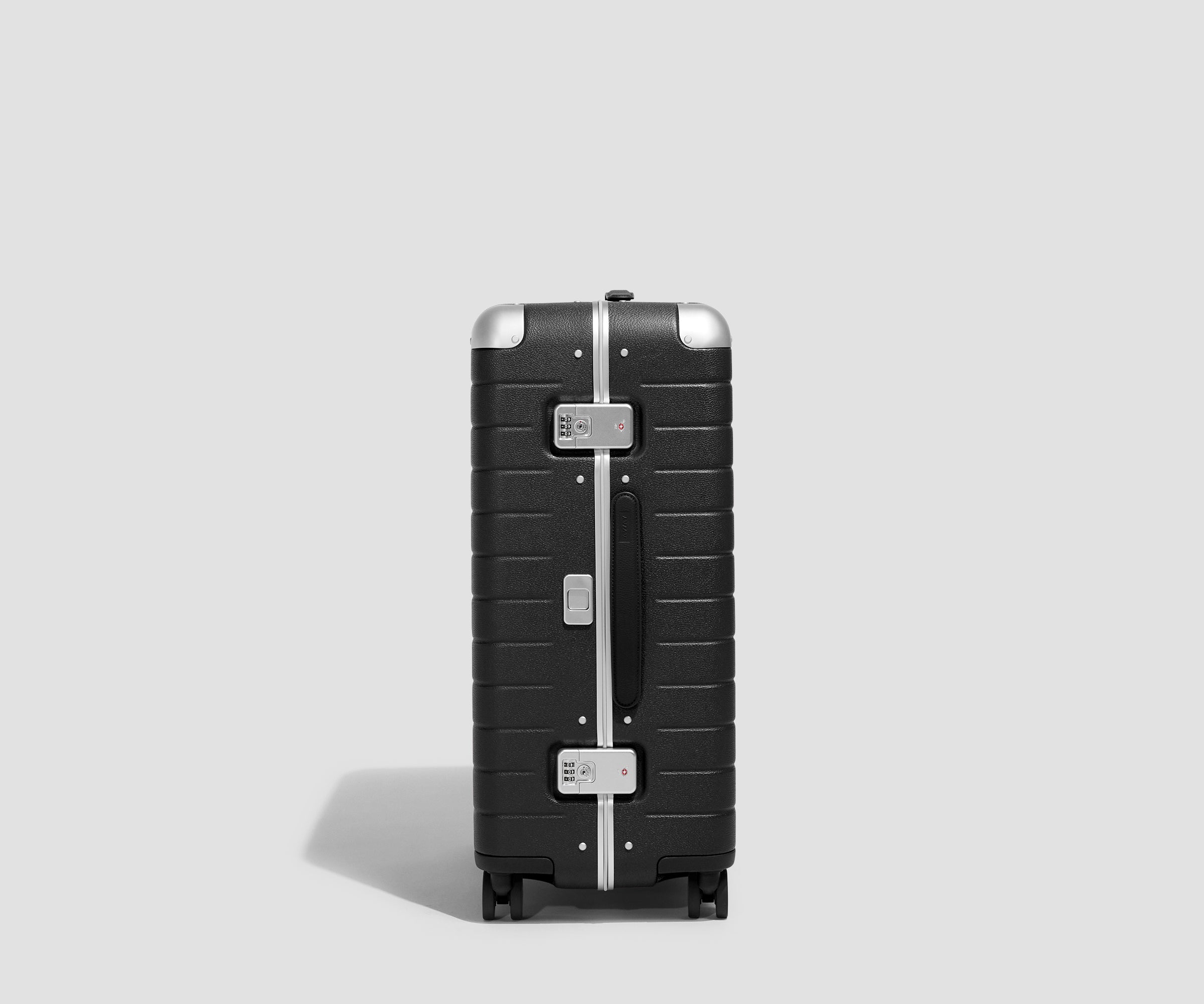 away-aluminum-edge-medium-valise-soute-noir-jet-black-aluminium image 3