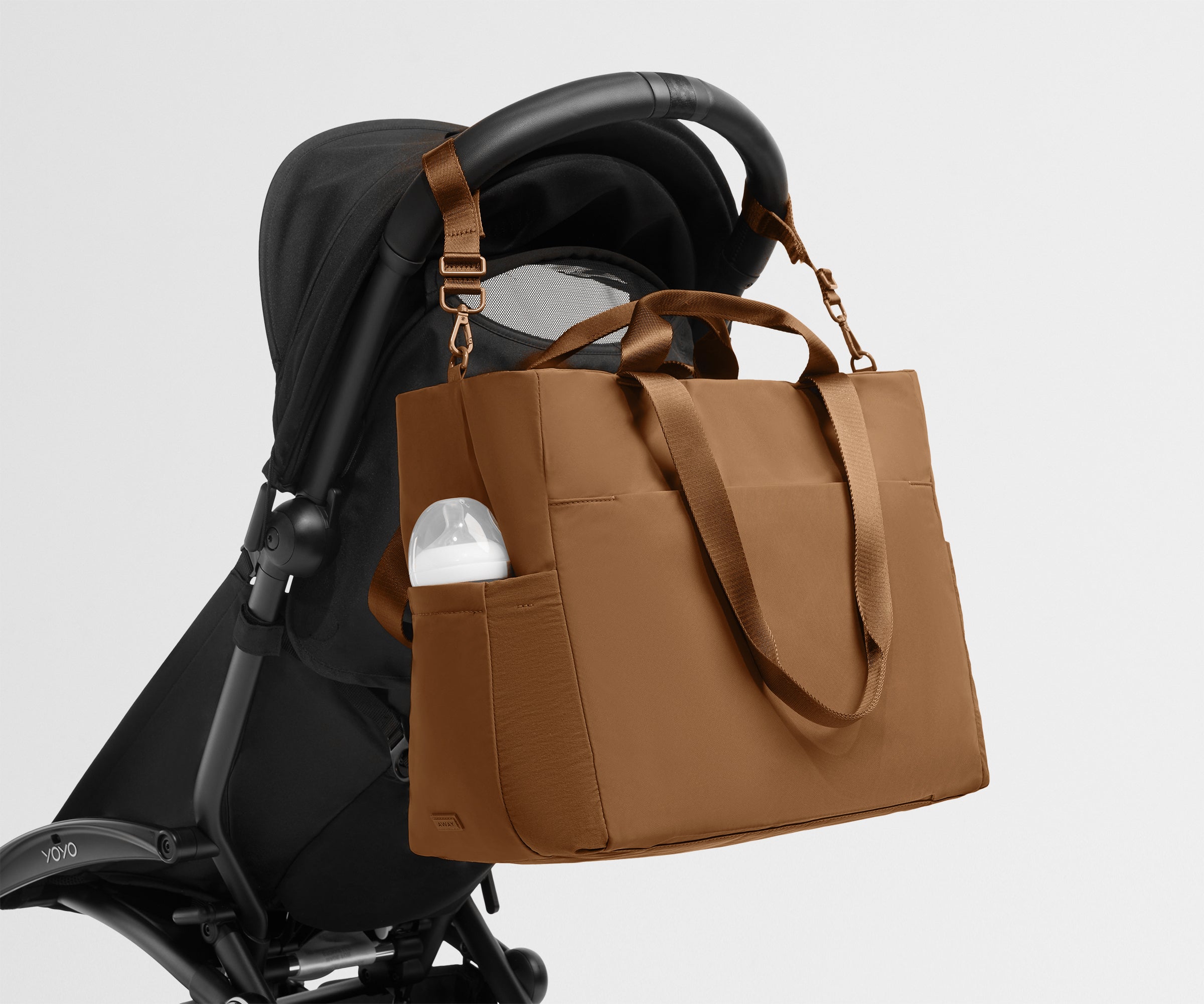 away-featherlight-diaper-tote-sac-langer-amaro-brown image 6