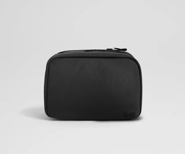 away-hanging-trousse-de-toilette-suspendre-noir-nylon image 1