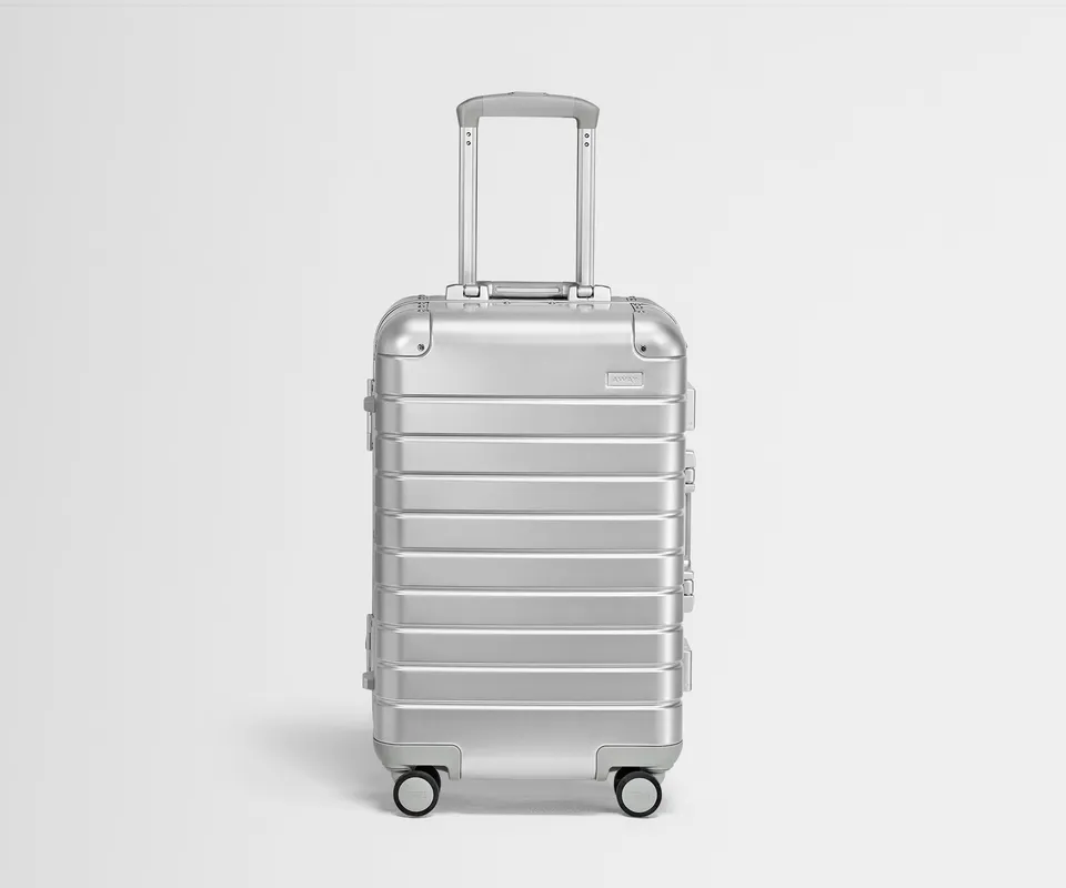 away-bigger-carry-on-valise-alu-silver-cabine image 1
